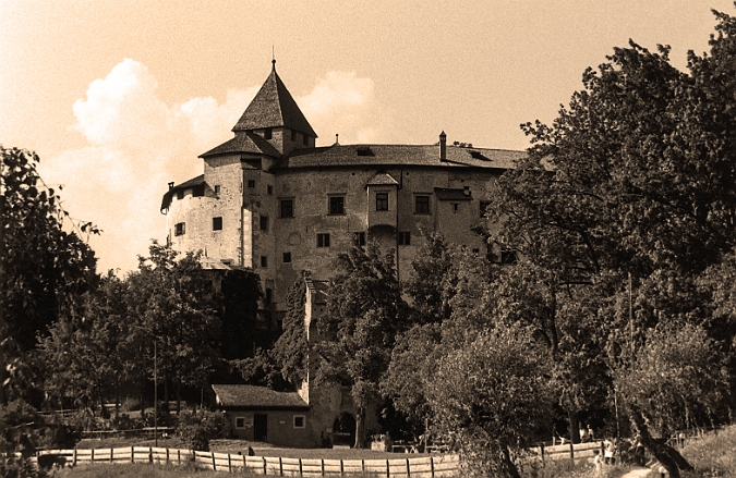 Castel Presule sepia